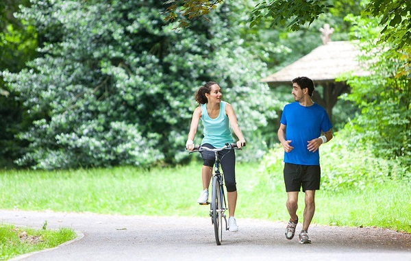 Đạp xe với đi bộ nhanh