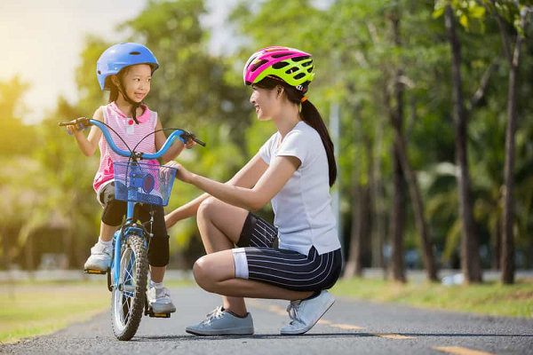 Hướng dẫn tập đi xe đạp an toàn cho bé 2 tuổi