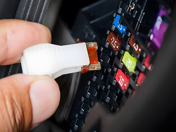 Hướng dẫn khắc phục khi xe máy điện chết máy do jack cắm và cầu chì